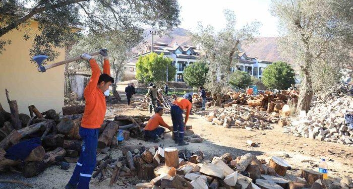 Marmaris’ten deprem bölgesine yakacak desteği sürüyor