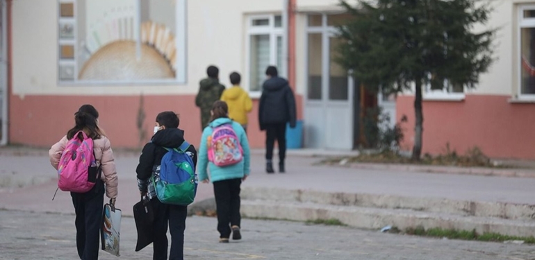 Depremin ardından 71 ilde ikinci dönemin ilk zili çaldı