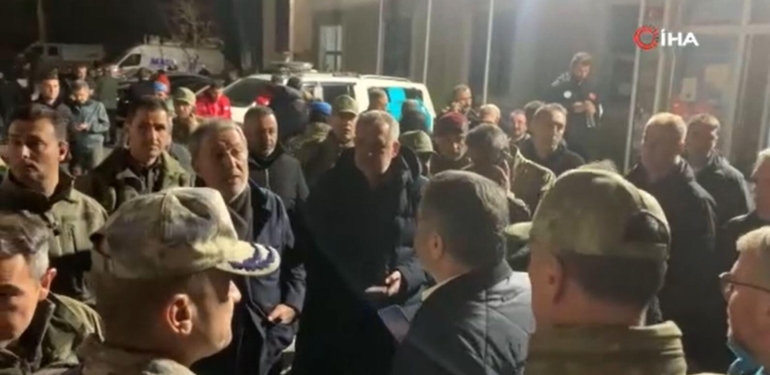 Bakan Akar ve Koca depreme toplantıda yakalandı