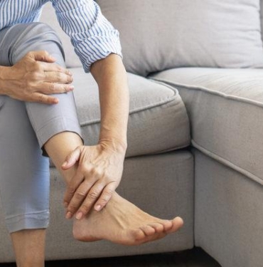 ayak-burkulmasina-ne-iyi-gelir,-sicak-su-iyi-gelir-mi?-ayak-burkulmasi-neden-olur,-nasil-gecer?