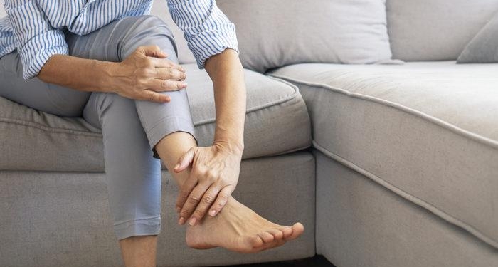 Ayak burkulmasına ne iyi gelir, sıcak su iyi gelir mi? Ayak burkulması neden olur, nasıl geçer?