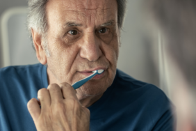 karacigerinizin-buyuk-tehlikede-oldugunu-gosteren-onemli-isaret!-dis-fircalarken-bu-durumu-yasiyorsaniz…