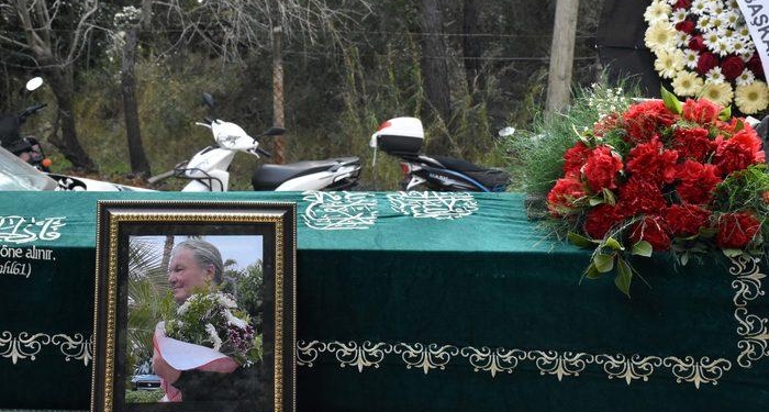 Emekli tiyatrocu Kazım Akşar, Muğla’da son yolculuğuna uğurlandı