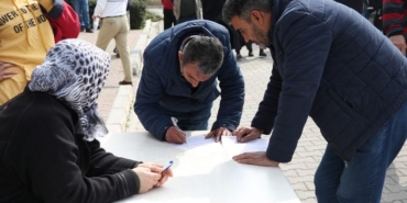 adana’da-“eyt”-yogunlugunun-olustugu-sgk-binasi-bahcesine-cadir-kuruldu