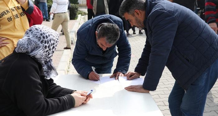 Adana’da “EYT” yoğunluğunun oluştuğu SGK binası bahçesine çadır kuruldu