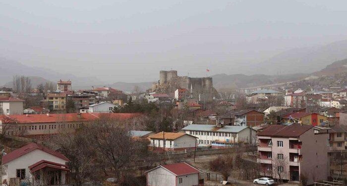 Oltu’da toz bulutu etkili oldu