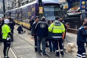 fatih’te-tramvay-raydan-cikip-elektrik-diregine-carpti