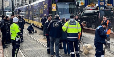 fatih’te-tramvay-raydan-cikip-elektrik-diregine-carpti