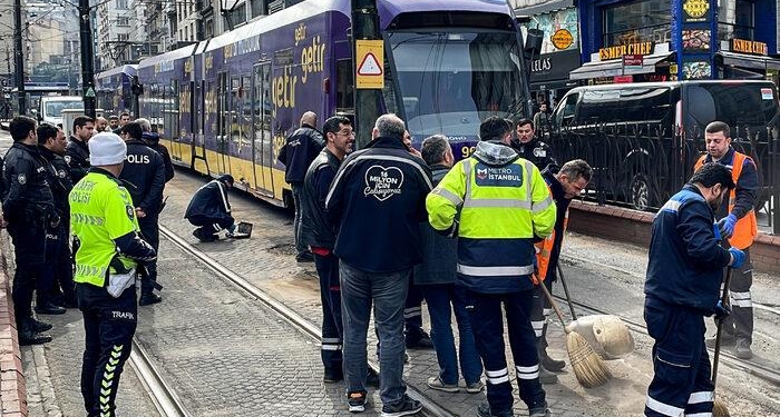 Fatih’te tramvay raydan çıkıp elektrik direğine çarptı