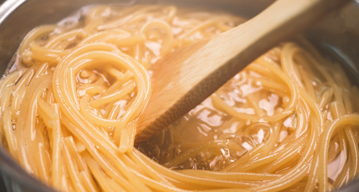 Makarna yapmak basit diyerek geçiştirmeyin! Bu hata sağlık için tehlike oluşturuyor