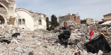 unlu-bestekar-enkazda-eserlerini-ariyor