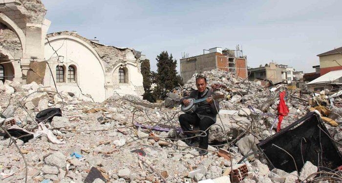 Ünlü bestekar enkazda eserlerini arıyor