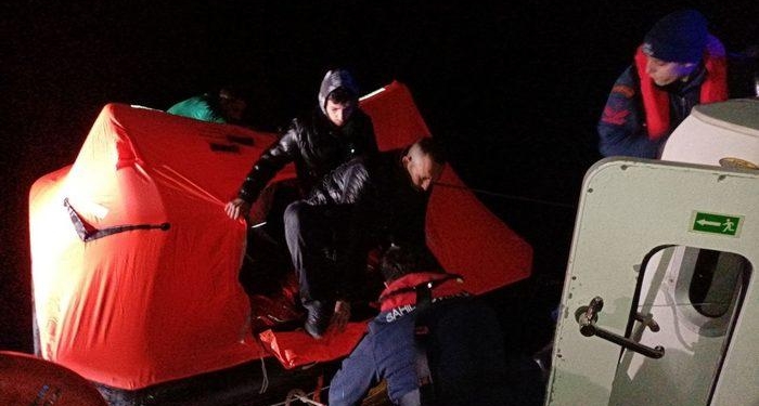 Ayvalık açıklarında 33 düzensiz göçmen kurtarıldı