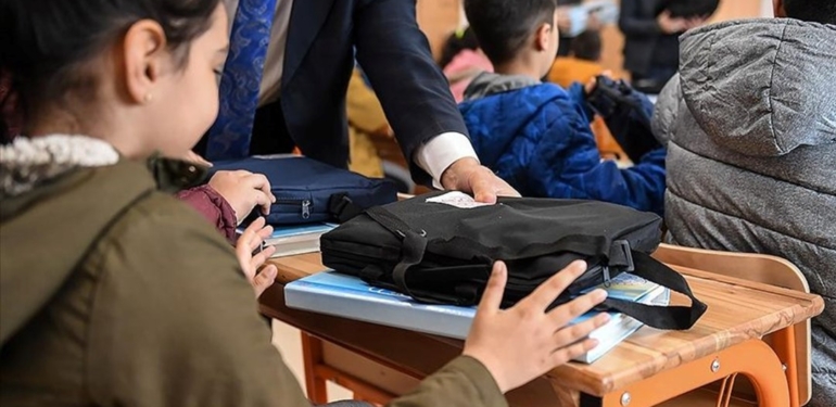 Bakan Özer: Afet bölgesinde 1717 bölgede eğitim sürüyor