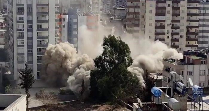 14 katlı bina kontrollü şekilde yıkıldı