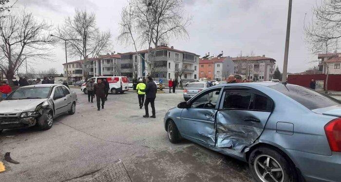 3 araçlı trafik kazası: 1 yaralı