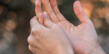 hemen-kontrol-edin!-parmaklarda-ortaya-cikan-onemli-kanser-belirtisi