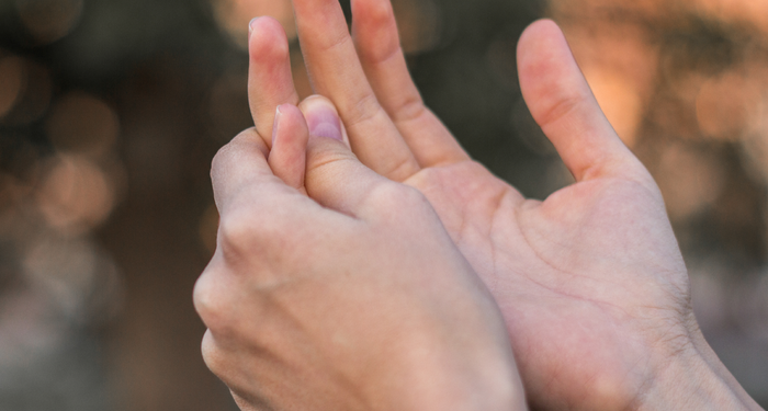 Hemen kontrol edin! Parmaklarda ortaya çıkan önemli kanser belirtisi