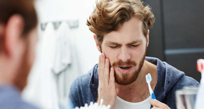 Sakın önemsiz görmeyin! Diş eti kanaması riskli hastalık hakkında uyarı veriyor