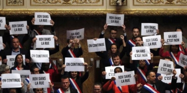 fransa’da-macron-hukumeti-gensoru-onergesinde-kil-payi-kurtuldu