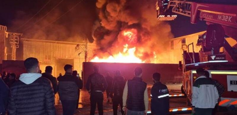 Adana'da geri dönüşüm fabrikasının deposu yandı