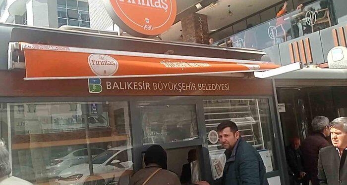 Edremit’te vatandaş Fırıntaş’ın 350 gramlık pidesine hücum etti