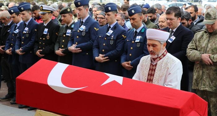 İzmir’de trafik kazasında ölen astsubayın cenazesi Erzincan’da toprağa verildi