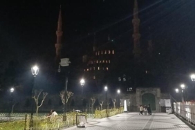 sultanahmet-camii'nde-isiklar-depremde-hayatini-kaybedenler-icin-sonduruldu