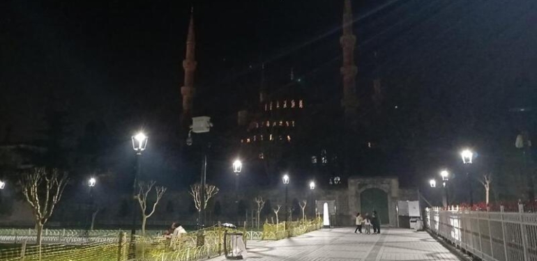 Sultanahmet Camii'nde ışıklar depremde hayatını kaybedenler için söndürüldü