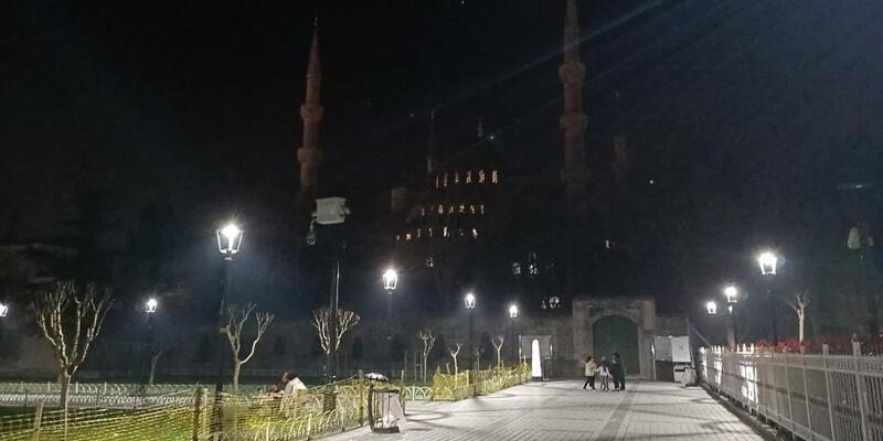 sultanahmet-camii'nde-isiklar-depremde-hayatini-kaybedenler-icin-sonduruldu