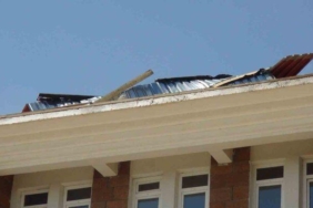 ahlat’ta-firtina-okul-catilarini-ucurdu