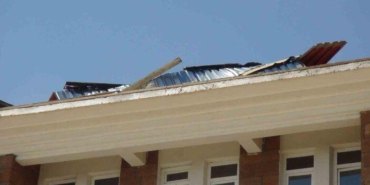 ahlat’ta-firtina-okul-catilarini-ucurdu