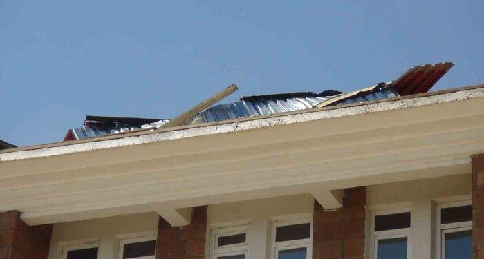 Ahlat’ta fırtına okul çatılarını uçurdu