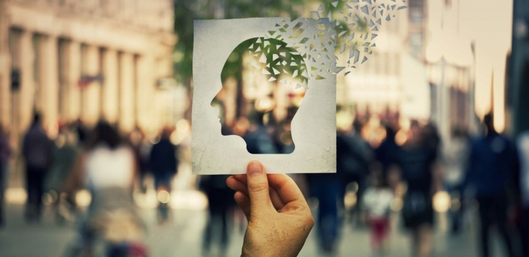 Yeni keşif: İnsan beyni, “göz açıp kapayıncaya” kadar sahte anı üretiyor