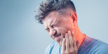 curuk-dis-agrisina-ne-iyi-gelir,-nasil-azaltilir?-curuk-dis-agrisi-evde-tedavi-edilir-mi,-dis-agrisini-en-hizli-ne-keser?