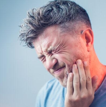 curuk-dis-agrisina-ne-iyi-gelir,-nasil-azaltilir?-curuk-dis-agrisi-evde-tedavi-edilir-mi,-dis-agrisini-en-hizli-ne-keser?