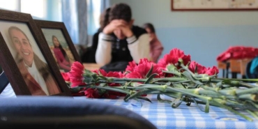 adana’da-uzerine-kaya-dusen-otomobilde-olen-4-ogretmen-siniflarinda-anildi