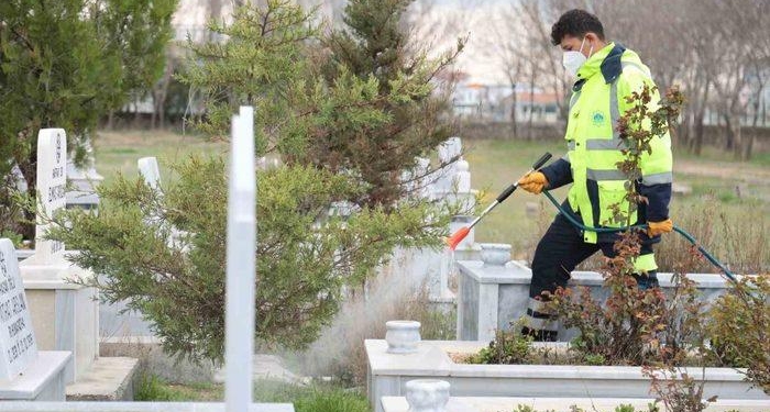 Aksaray Belediyesinden mezarlıklarda bayram temizliği