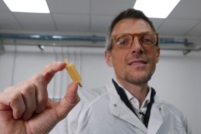 dunyada-bir-ilk:-ac-kaldiginizda-yiyebileceginiz-sarj-edilebilir-pil-uretildi