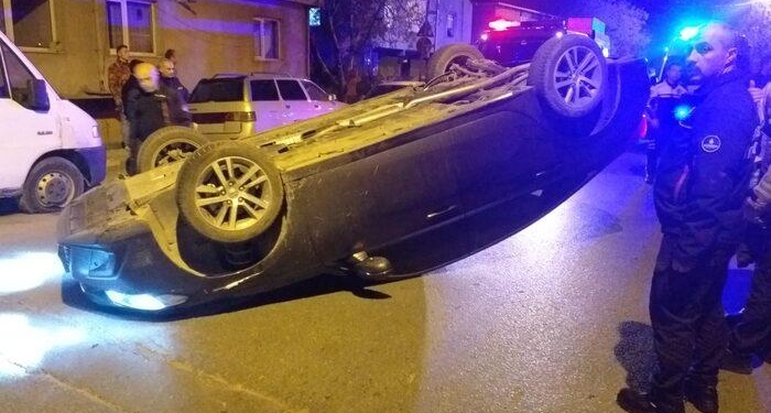 Sancaktepe’de devrilen otomobilin sürücüsü yaralandı