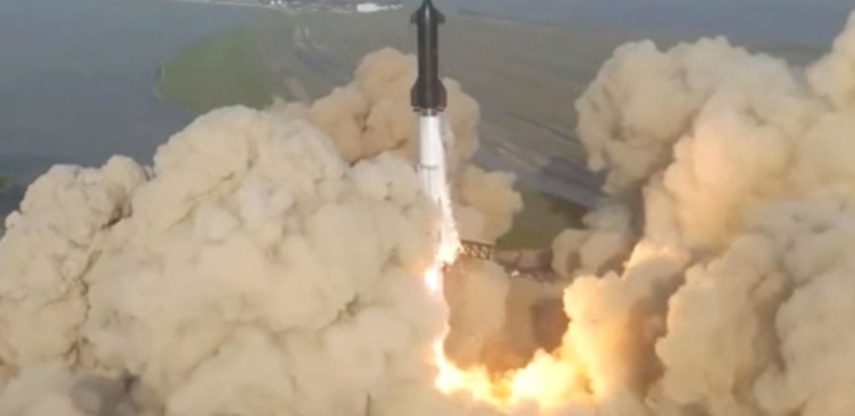 Dünyanın en güçlü roketi Starship fırlatıldı: Dev bir alev topuna döndü