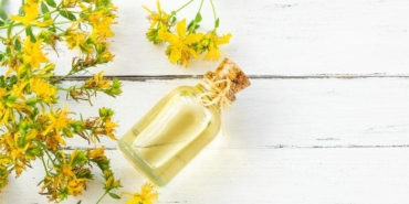 kantaron-yagi-yuze-faydalar-nelerdir,-neye-iyi-gelir?-kantaron-yagi-yuzde-ne-kadar-bekletilmeli,-sivilceye-kantaron-yagi-surulur-mu?