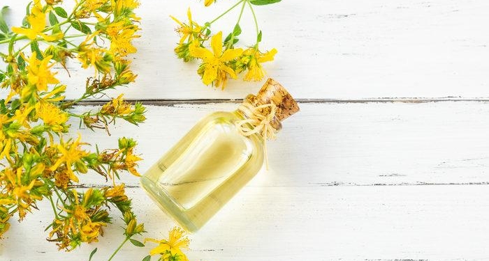 Kantaron yağı yüze faydalar nelerdir, neye iyi gelir? Kantaron yağı yüzde ne kadar bekletilmeli, sivilceye kantaron yağı sürülür mü?