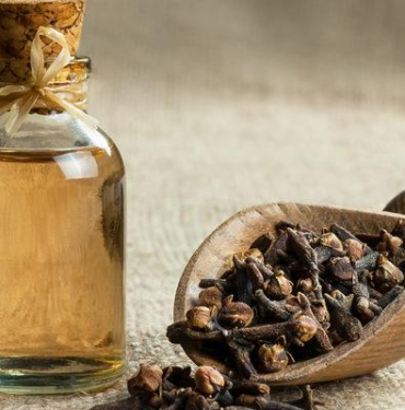 karanfilin-saca-faydalari-nelerdir,-saca-zarar-verir-mi?-karanfil-saca-nasil-uygulanir,-sac-cikartir-mi?