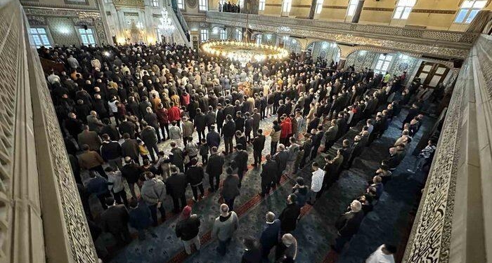 Bayram namazında camiler doldu taştı