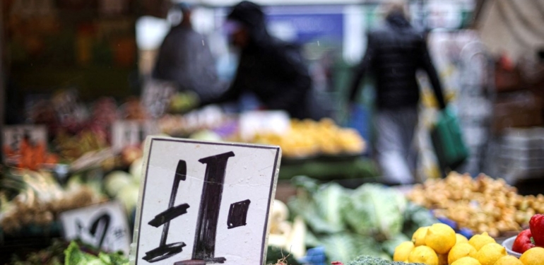SP, İngiltere’nin kredi notunu negatiften durağana çevirdi