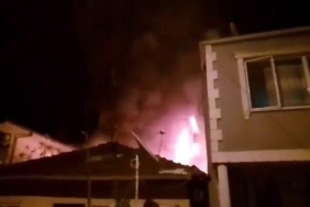 tek-katli-evin-ardiyesi-alev-alev-yandi,-mahalleliyi-sokaga-doktu