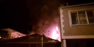 tek-katli-evin-ardiyesi-alev-alev-yandi,-mahalleliyi-sokaga-doktu