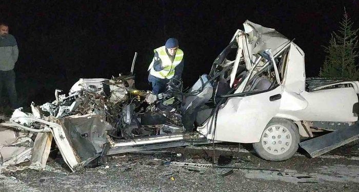 Otomobil kamyona arkadan çarptı: 2 ölü