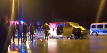 otomobil-ile-minibus-carpisti:-3-olu